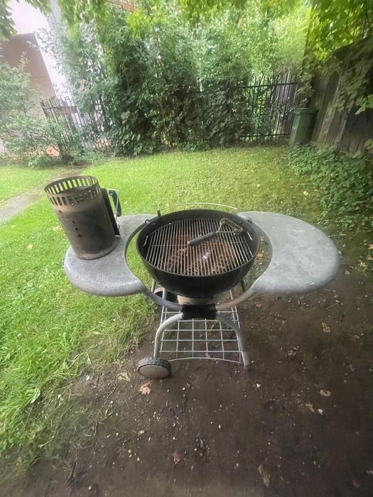 Grătar Weber Cărbuni/Lemne cu măsuțe