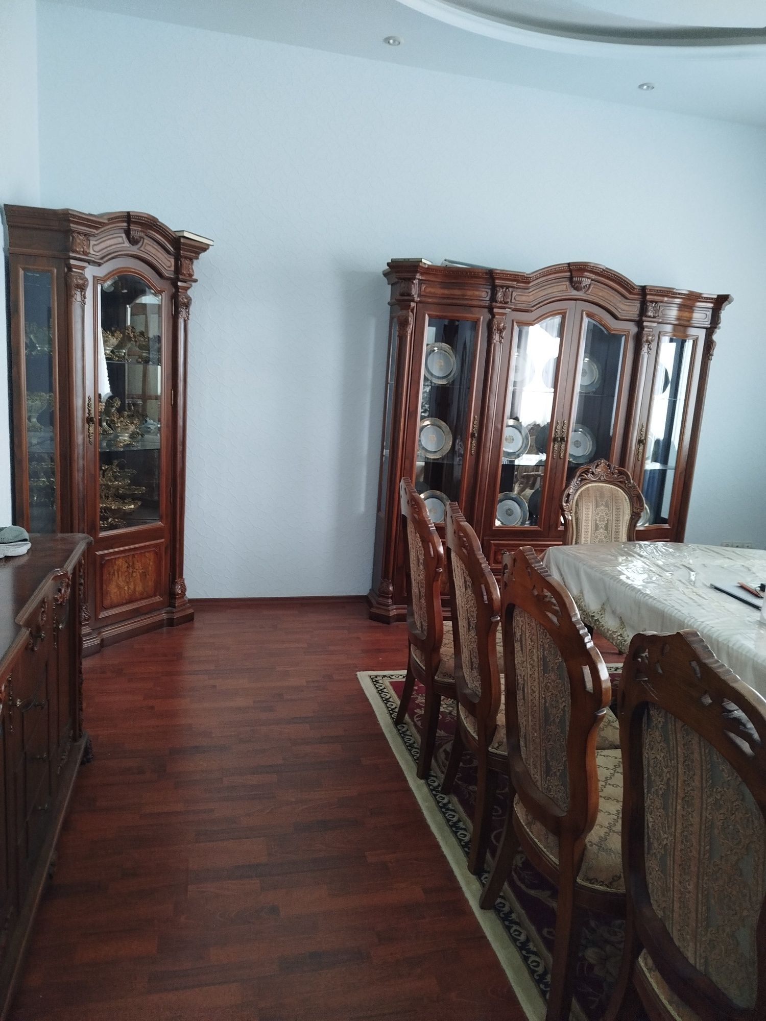 Сдается в аренду дом . 6 спалный ,2 холл, зал и кухня .Обшие 600 кв.м