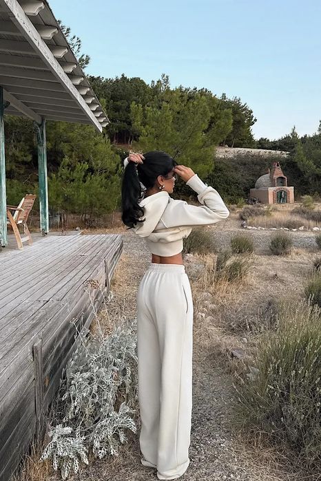 Дамски екипи в два цвята