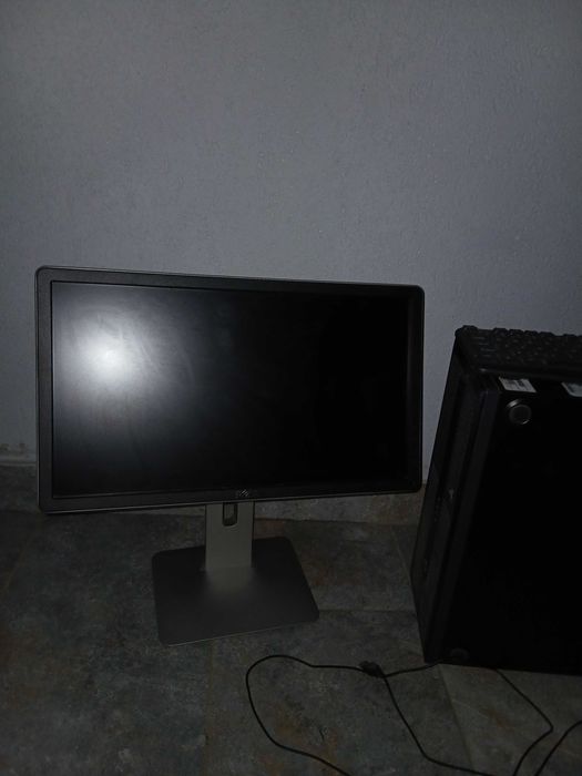 Vănd monitor,calculator si tastatură