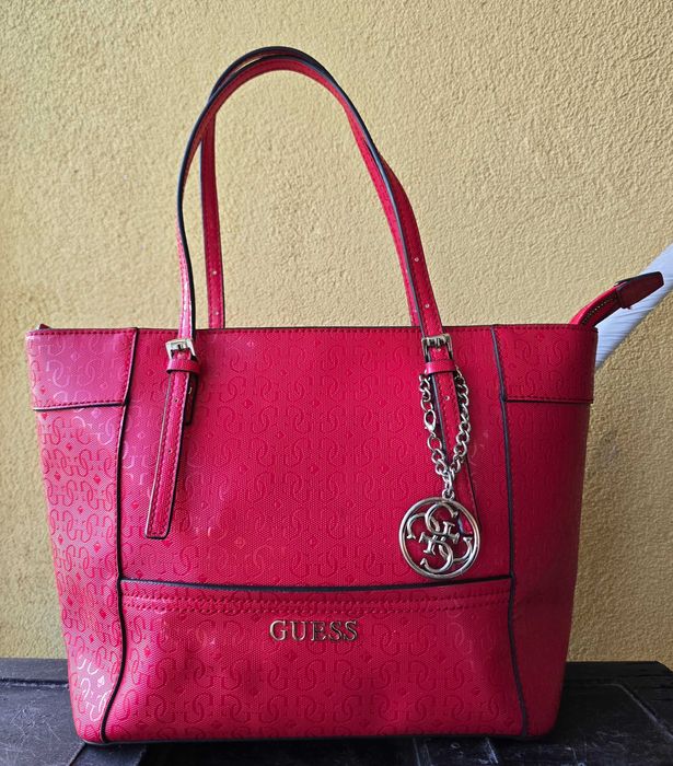 Guess оригинална дамска чанта в малиново червен цвят