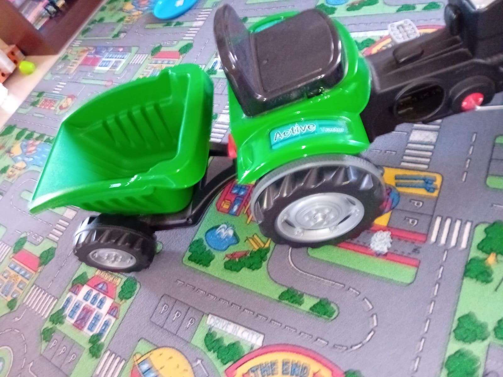 Tractor cu remorca si pedale pentru copii