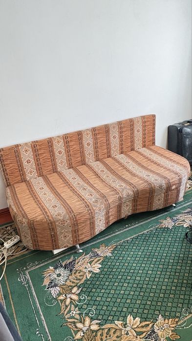 Диван раскладной в подарок пуфик ,цена низкая забирайте