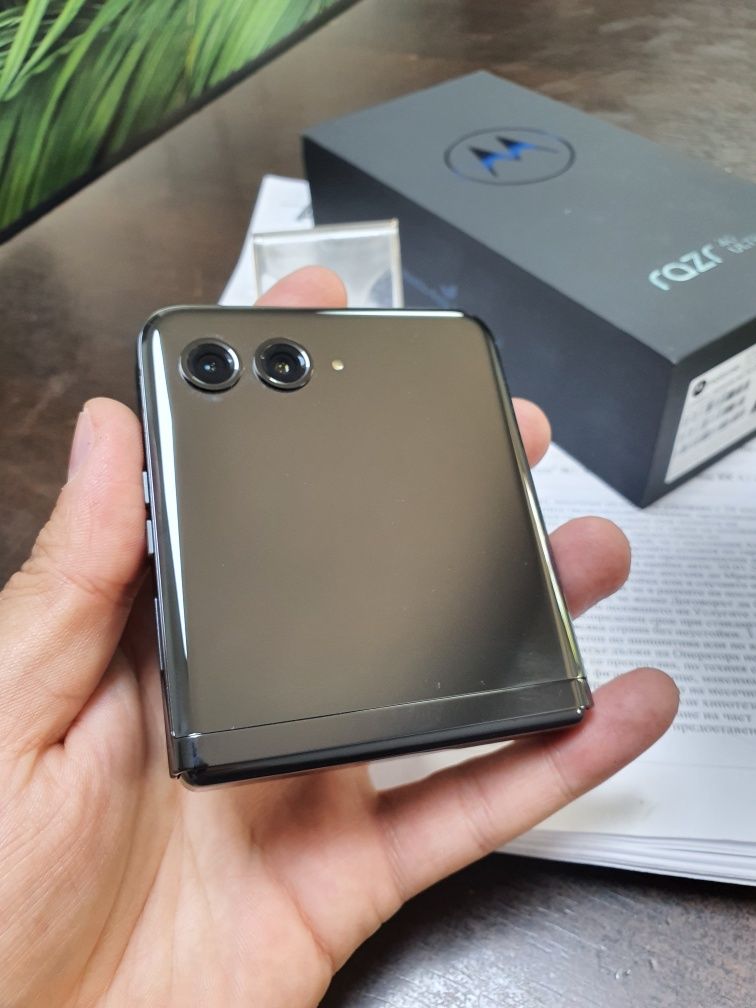 Телефон Motorola Razr 40 Ultra 256GB Чисто нов!