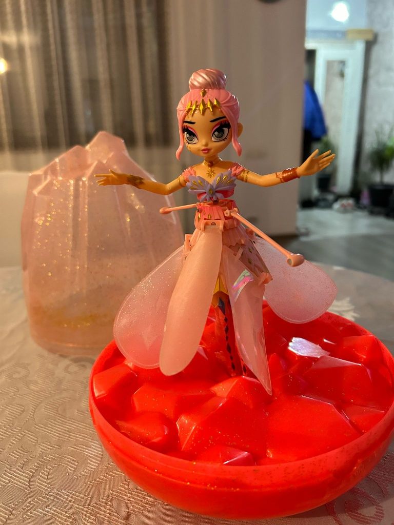 Zână zburătoare Hatchimals pixies
