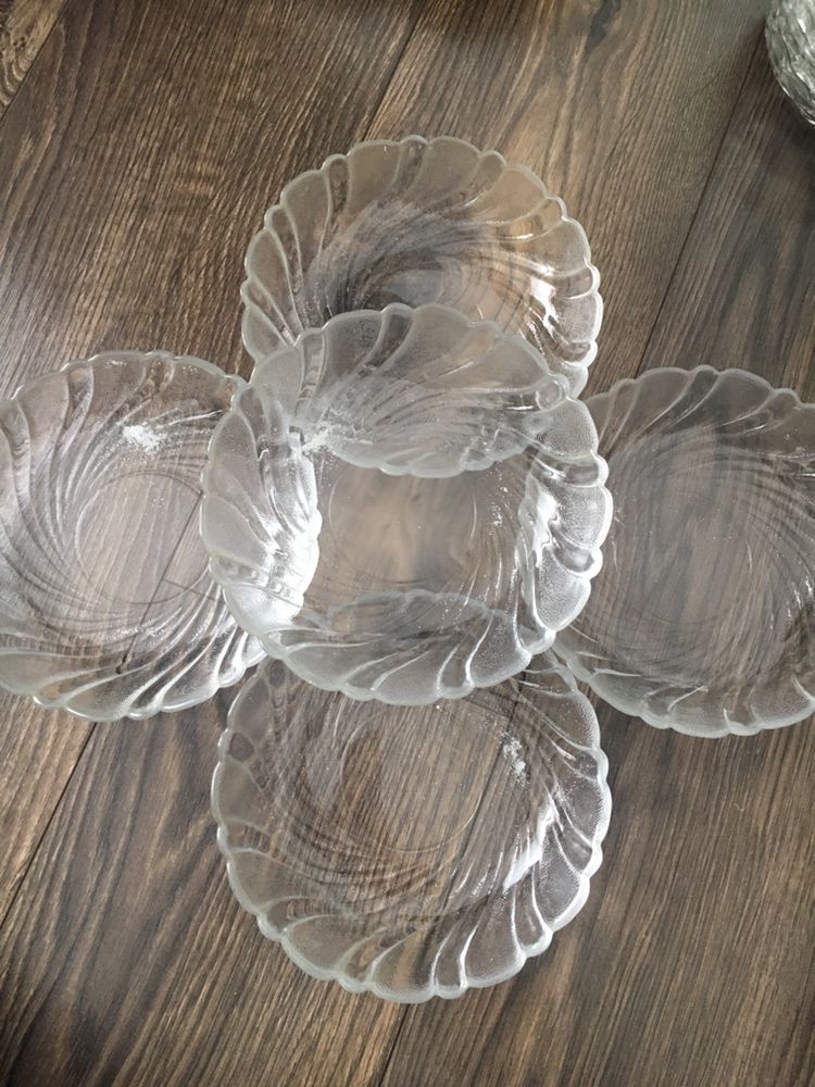 Стъклени и пластмасови чинии и купи