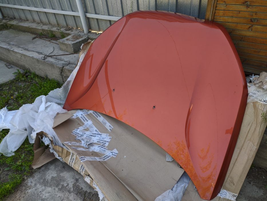 Капот на Lada Vesta 2018