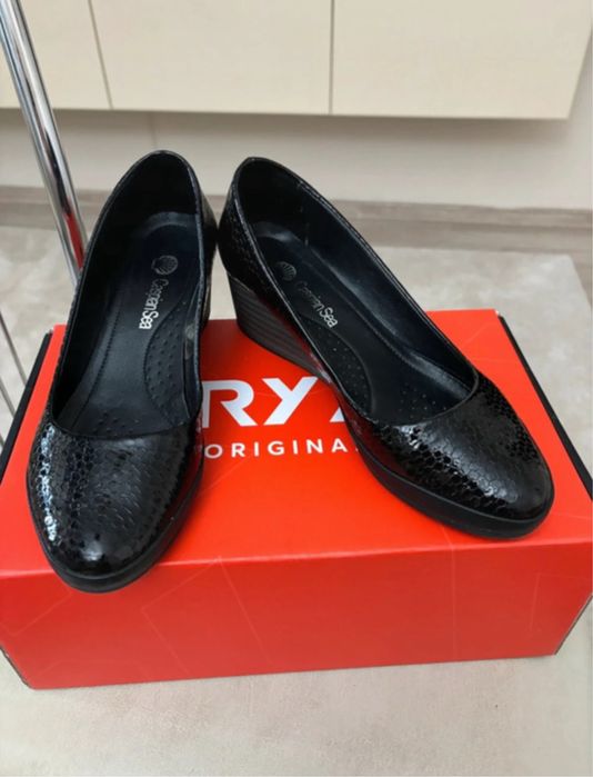 Pantofi din piele naturala lacuita, marime 36