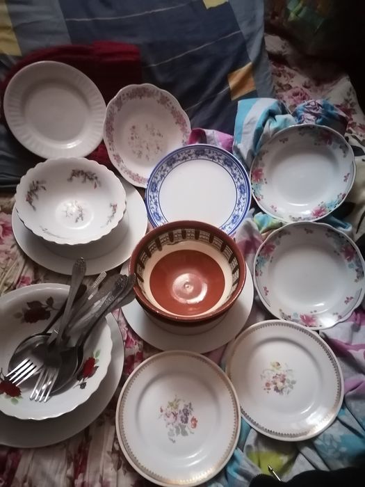 Заварочные чайники, супница, старые тарелки на дачу/съем