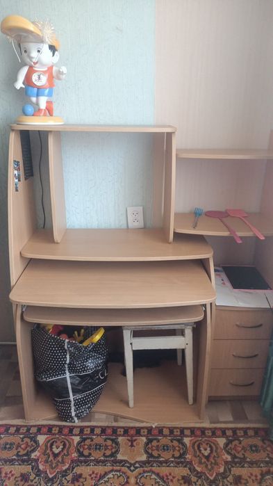 Продам компьютерный столик.