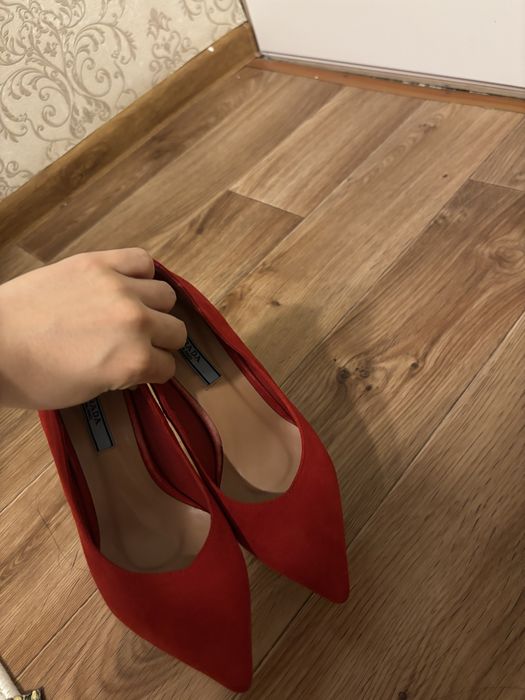 Модные красные  туфли