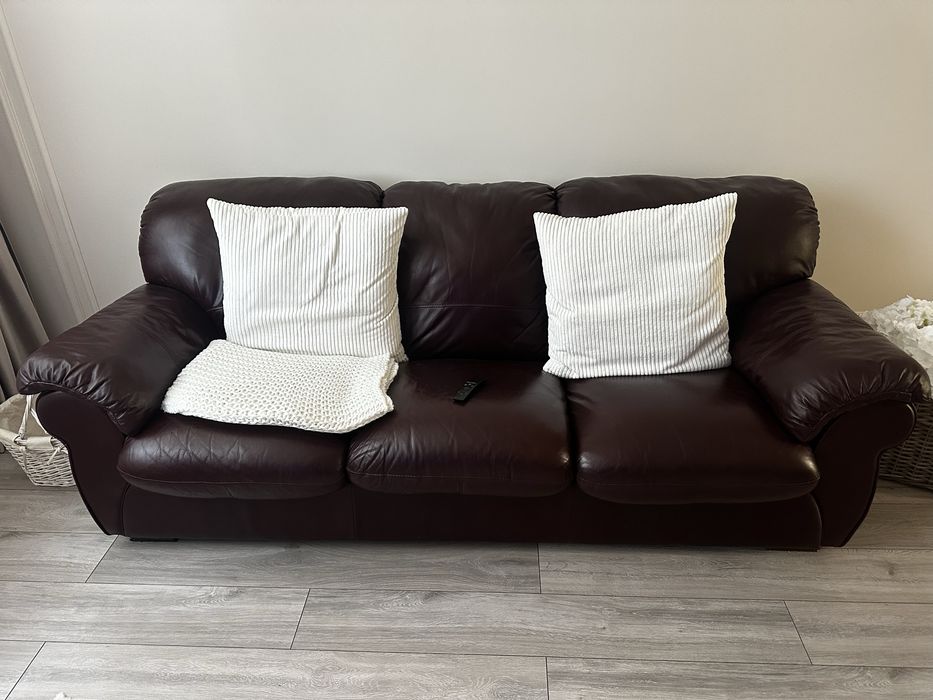 Set caneapea 3 locuri si 2 locuri din piele stare perfecta