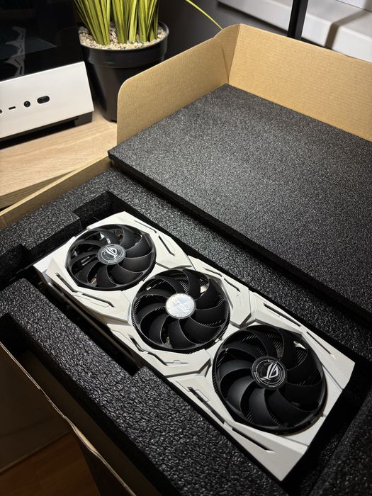 Бял геймърски компютър Ryzen 5500, RX5700XT, 16 ram, 512 ssd, 600W