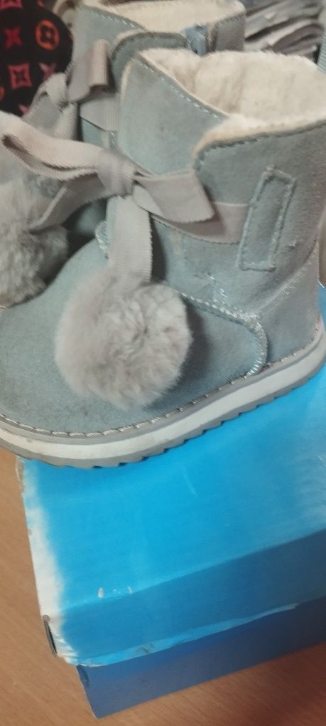 Продам  детскую обувь из натуральных материалов .