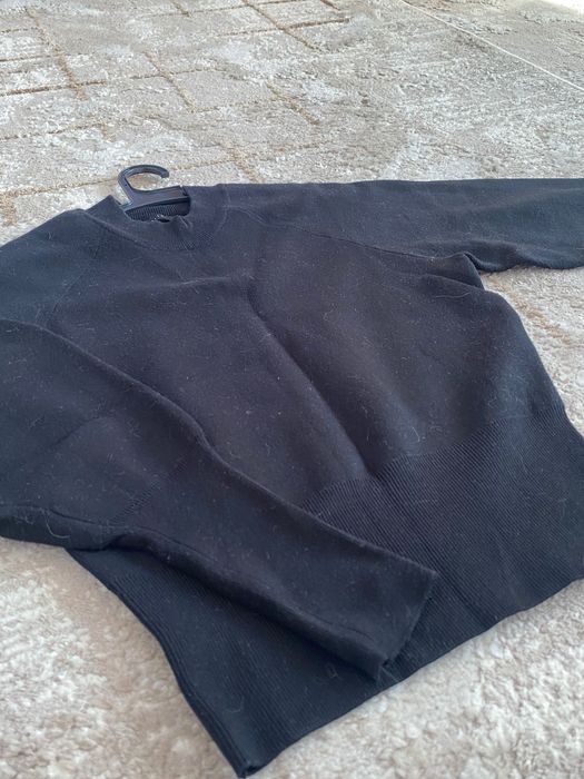 Черен дамски пуловер с висока яка