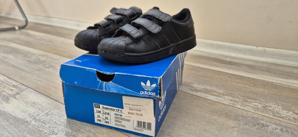 Продавам детски кожени маратонки с лепки Adidas размер 31