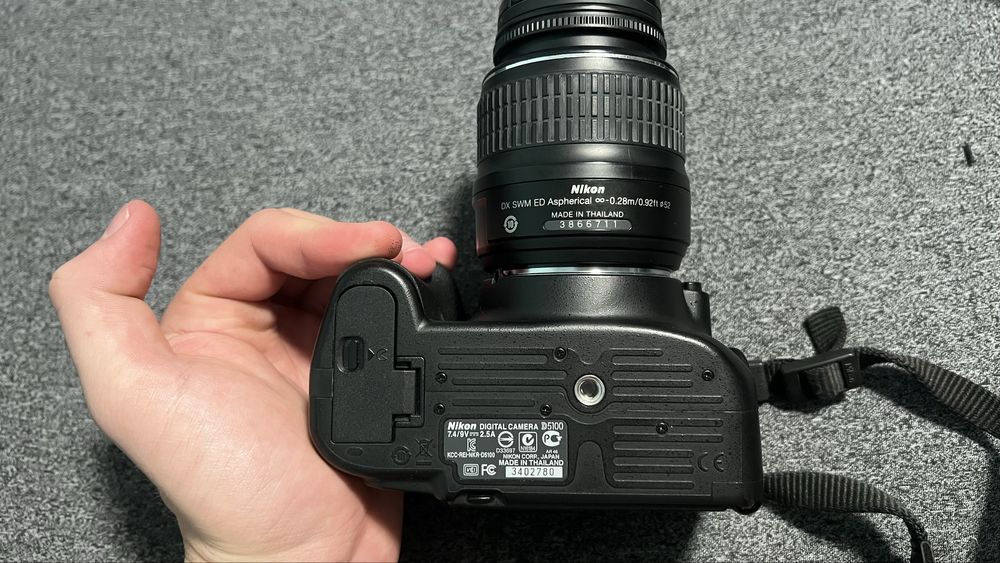 Фотоапарат Nikon D5100 с обектив 18-55мм с батериен грип и две батерии