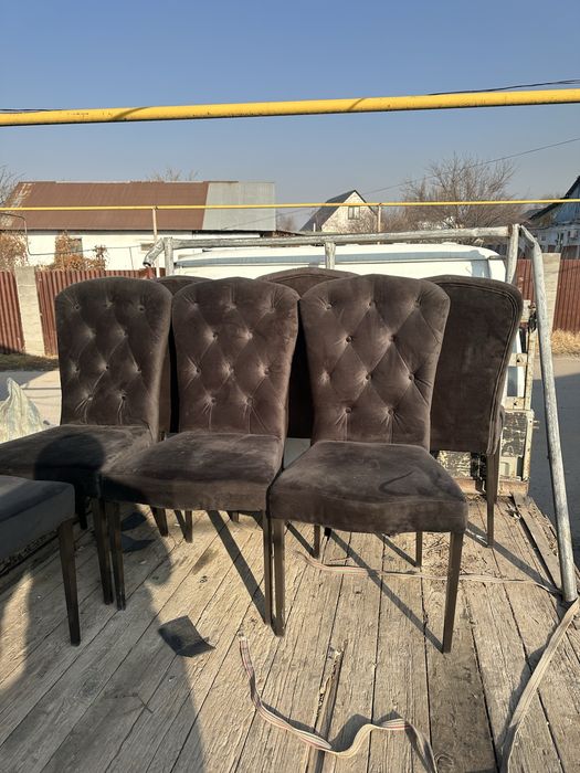 Стуля черного цвета для гостей. Каркас метал