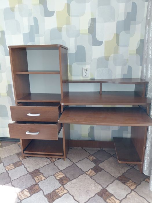 Продам компьютерный стол с тумбой