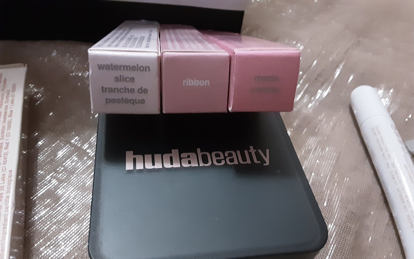 Rhode гланцове и HUDA BEAUTY cherry blossom cake