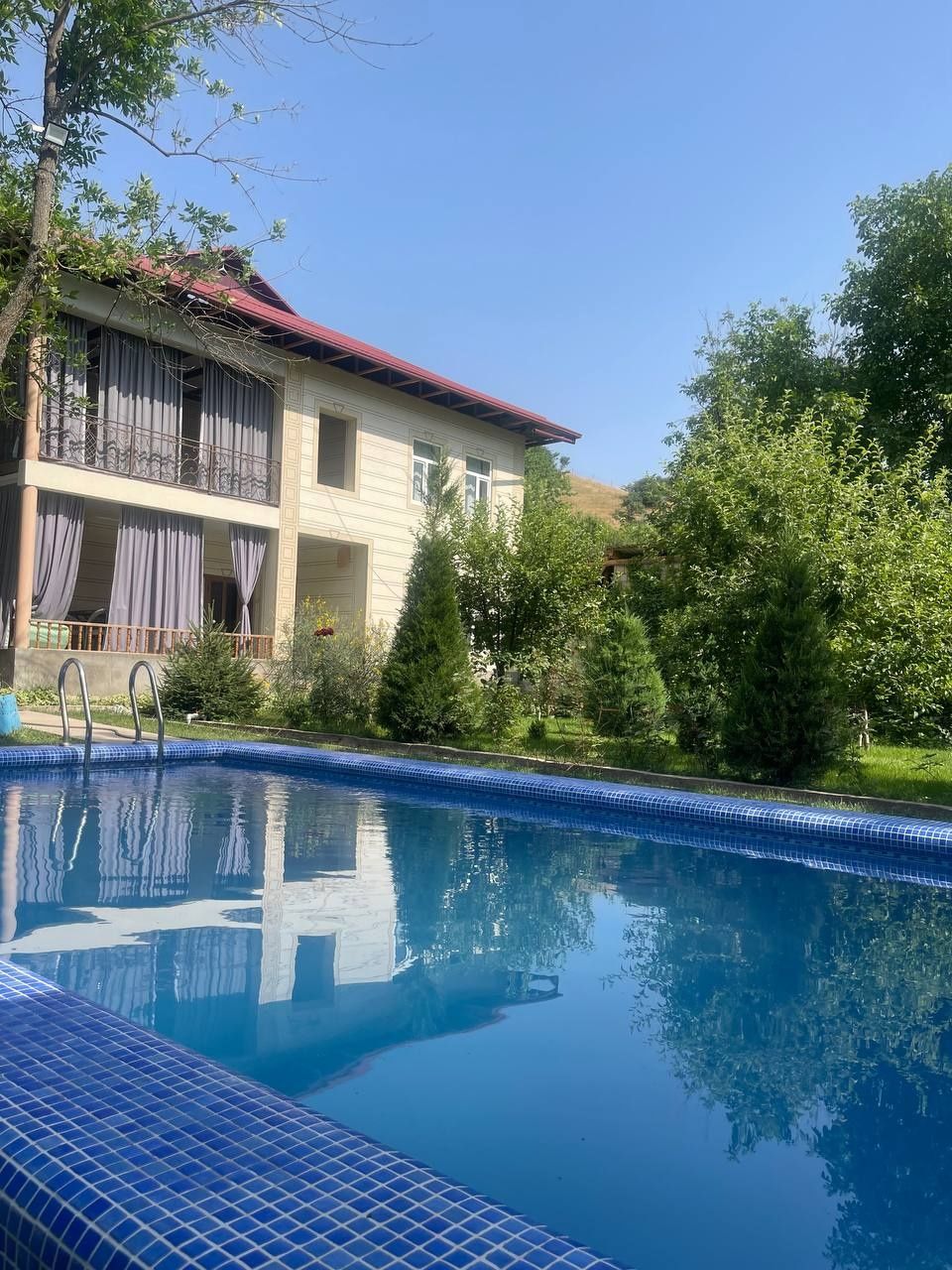 Dacha oqtoshda. Hamma sharoiti bilan