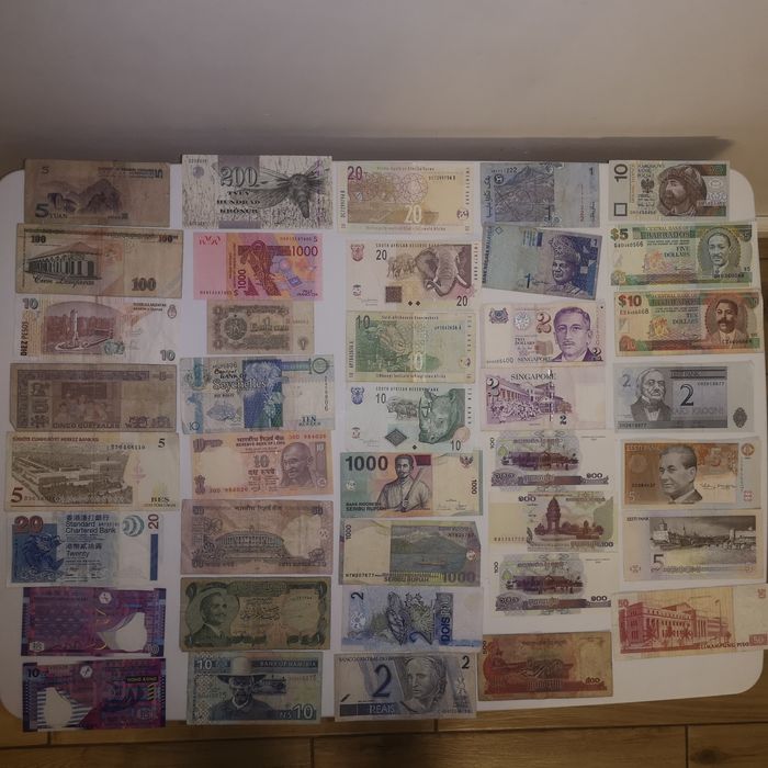 Lot 80 de bacnote din toata lumea inclusiv cateva Romanesti