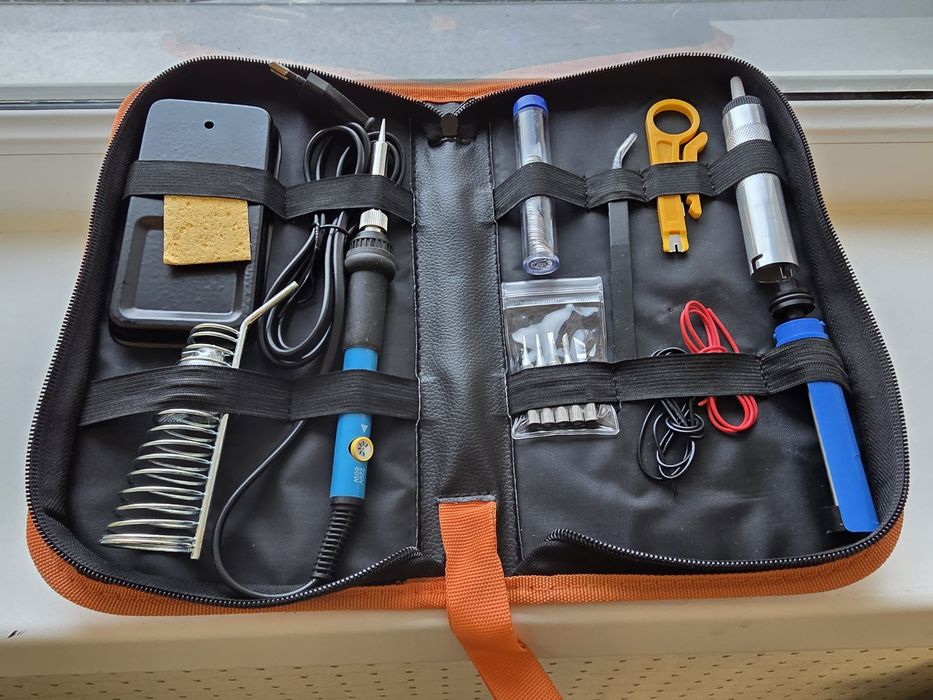 Паяльник электрический с набором инструментов для пайки.