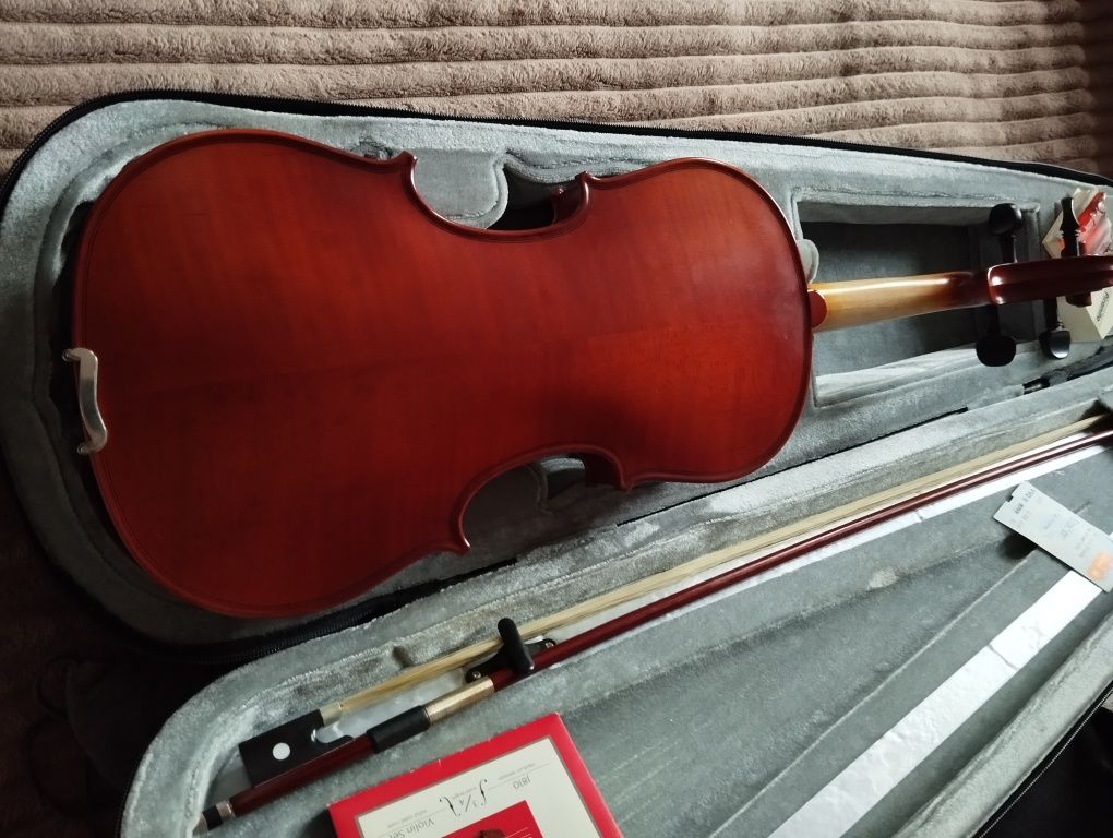 Скрипка 4/4 ФРГ в отличном состоянии с чехлом + муз. канифоль