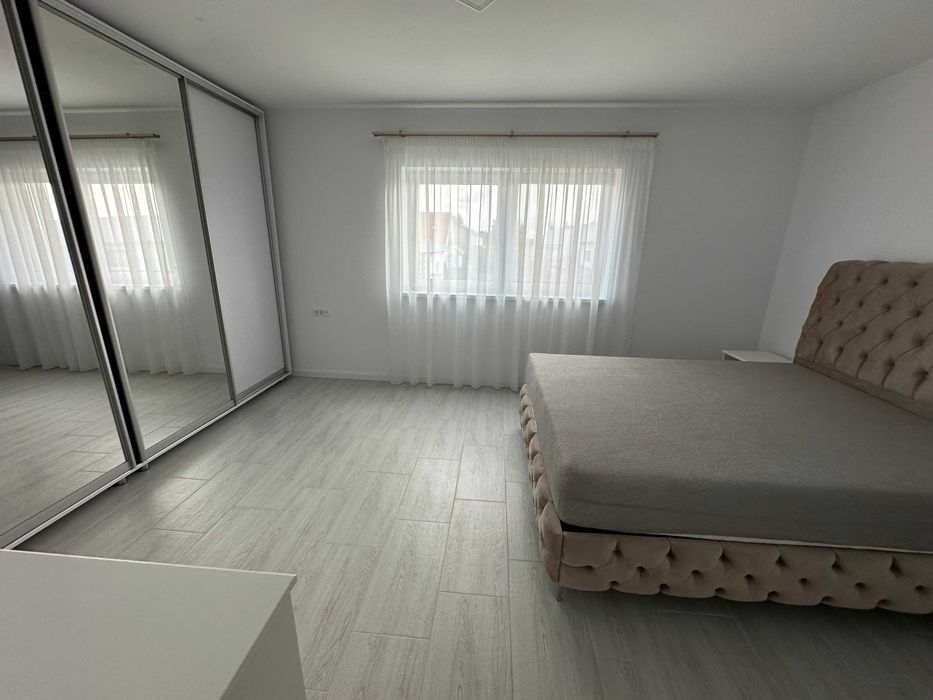 Casa  cuplata  pe colț De inchiriat