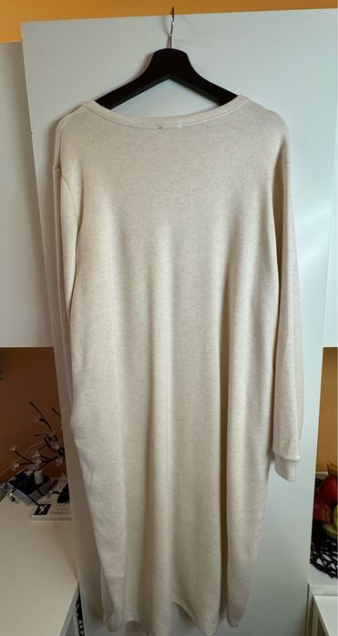 Дълга дамска рокля в светъл цвят.