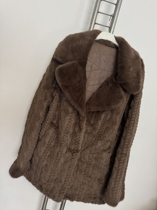 Haina blana nurca aurie