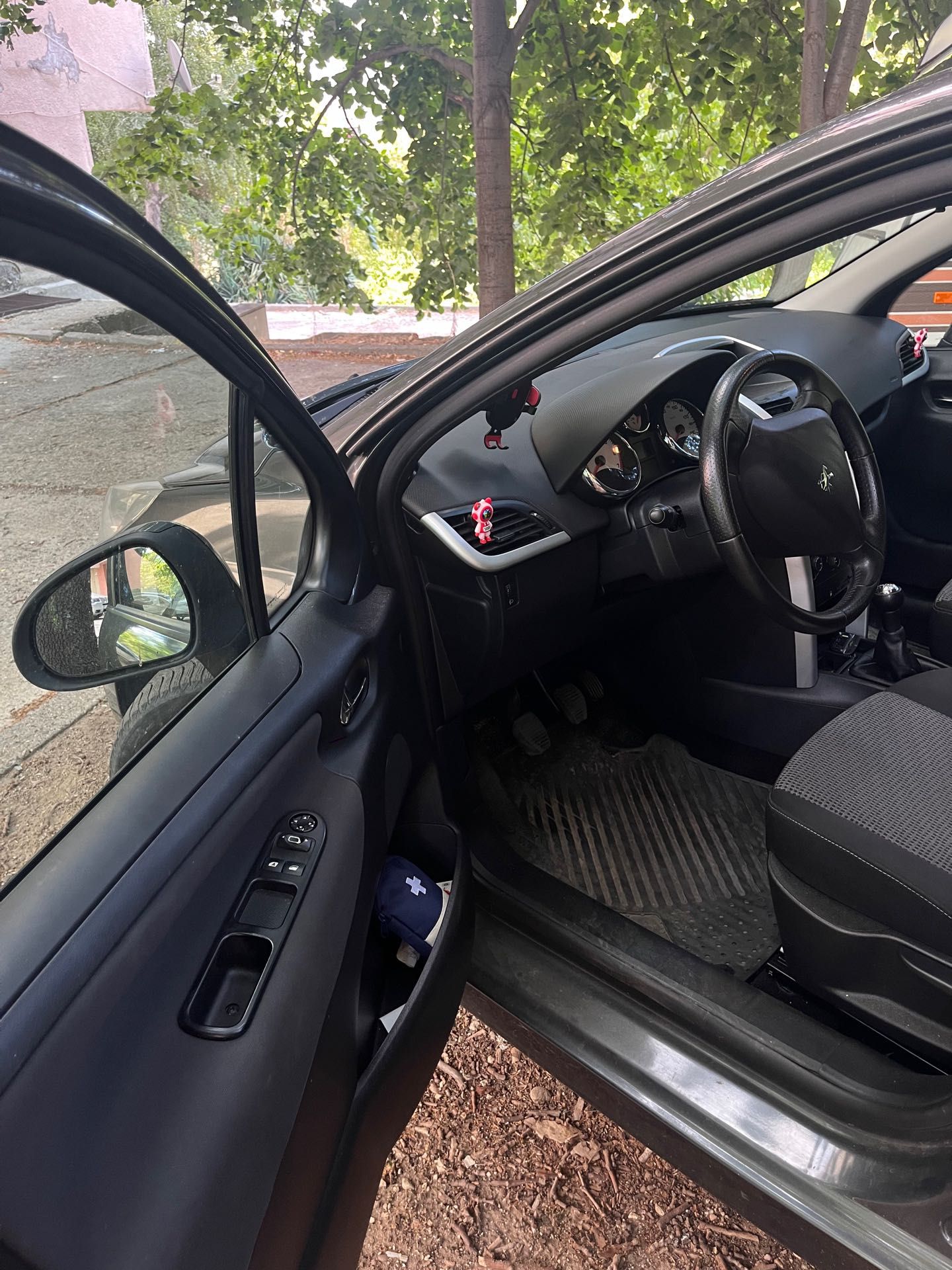Продавам Peugeot 207