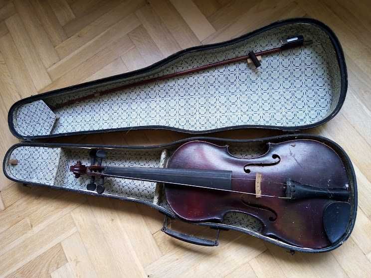 стара цигулка с калъф