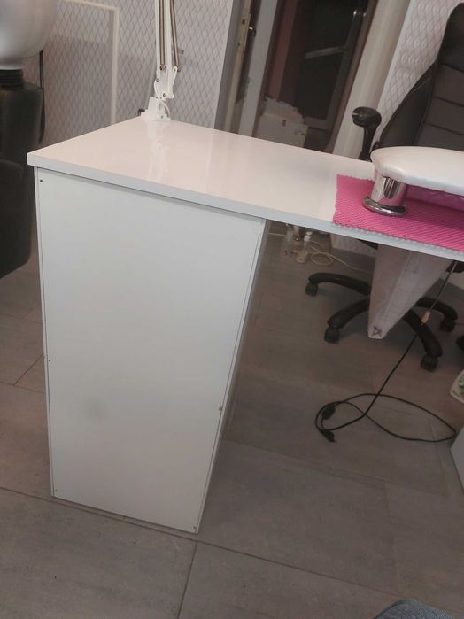 Бюро за маникюр в бял цвят