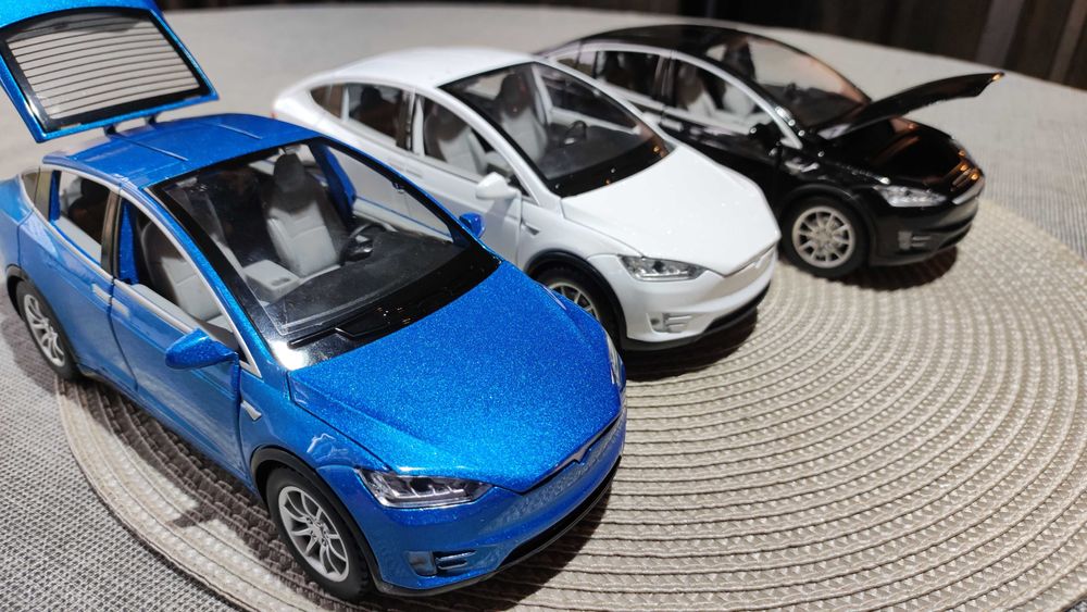 Метални колички Tesla Model X. Големи - Мащаб 1:22.