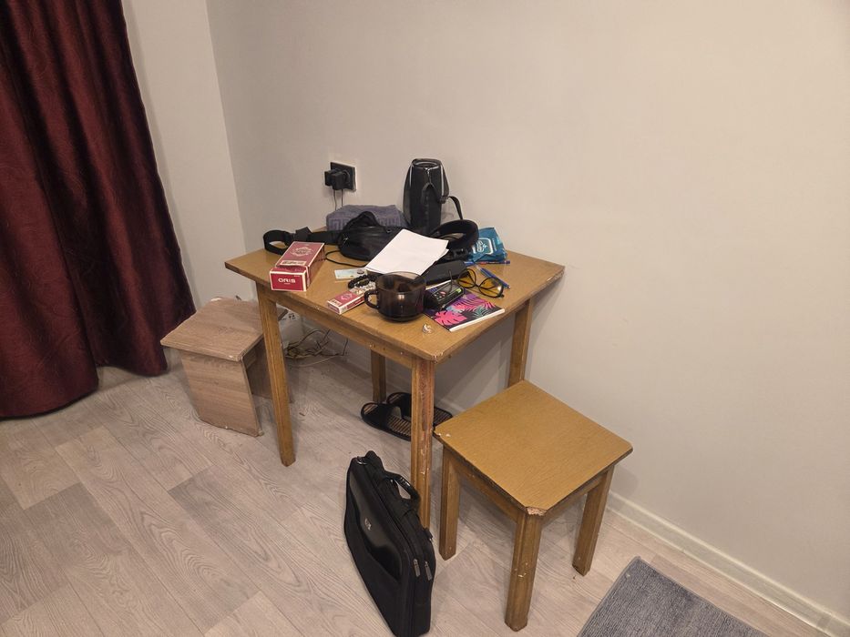 Беспонтовый стол и стулья