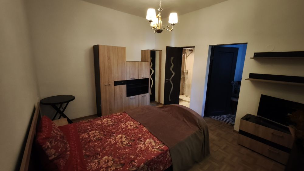 casa cu 2  apartamente, curte cu parcare și un spatiul comercial