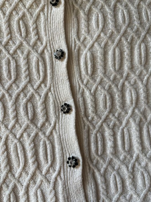 Cardigan alb cu nasturi decorativi!