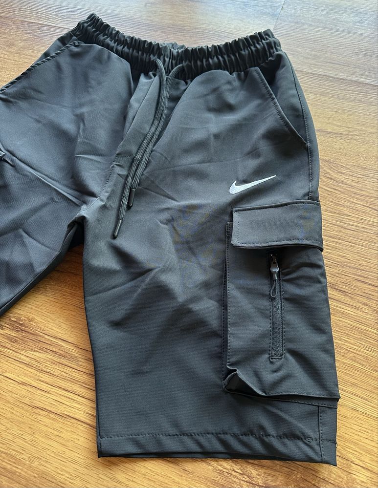 Мъжки,шушлекови,къси панталонки Nike,модел Карго с бродирано лого