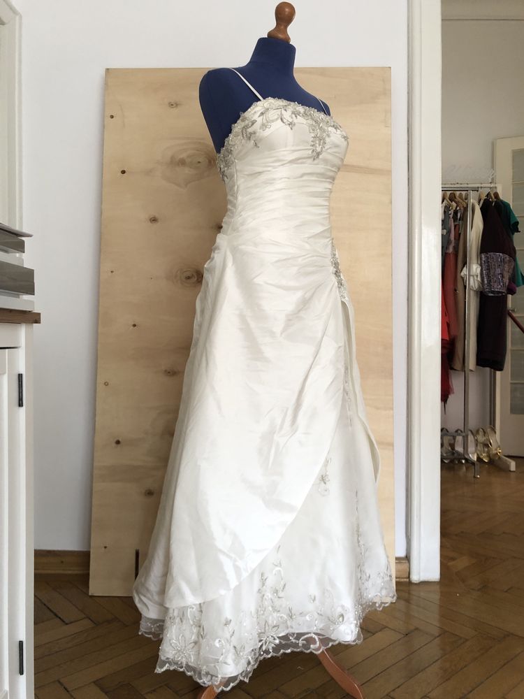 Rochie mireasa tafta cu broderie argintie Angelo