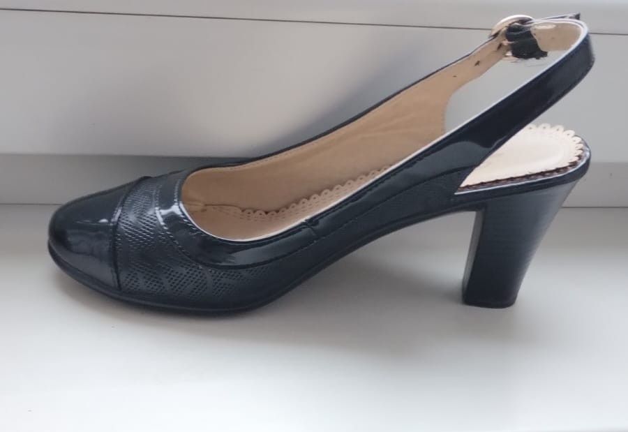 Pantofi cu toc negri