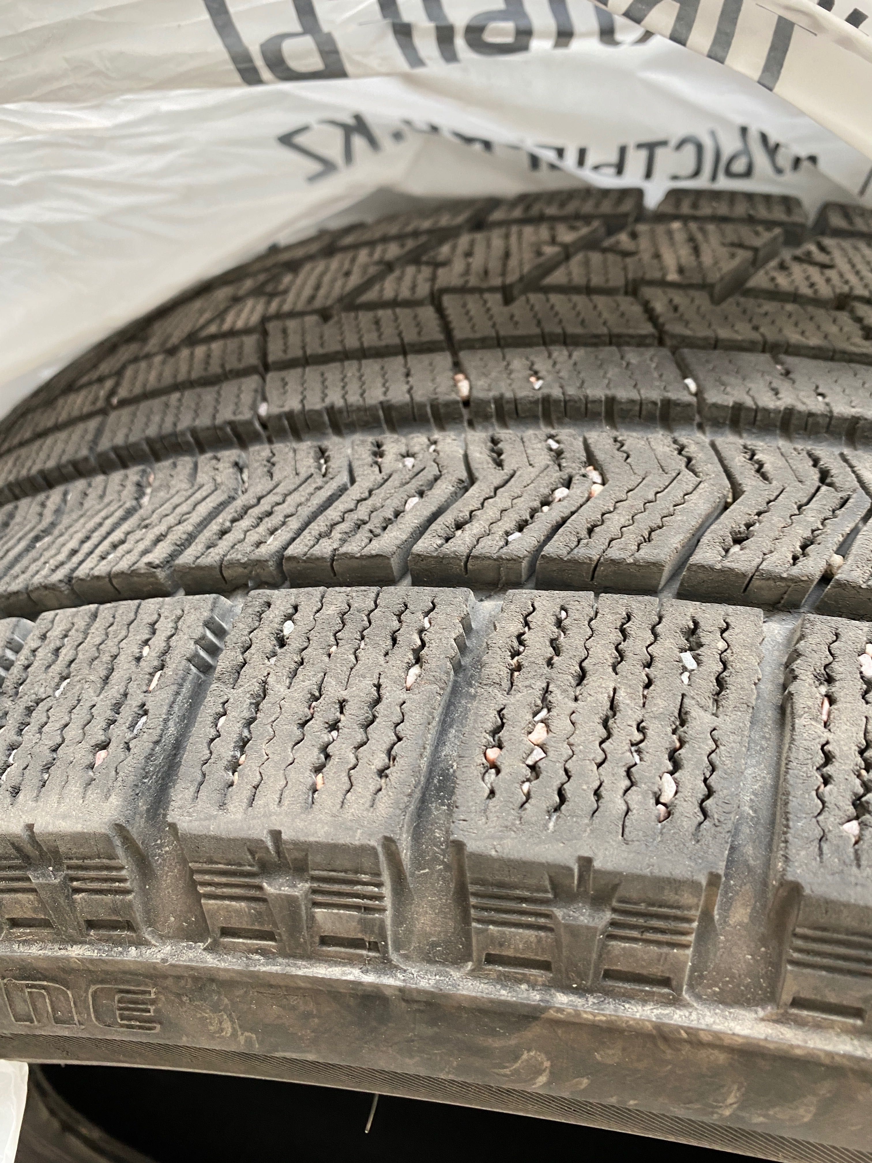 Зимние шины Bridgestone Blizzak 225/55 R17 VRXZ 4 шт. липучка б/у