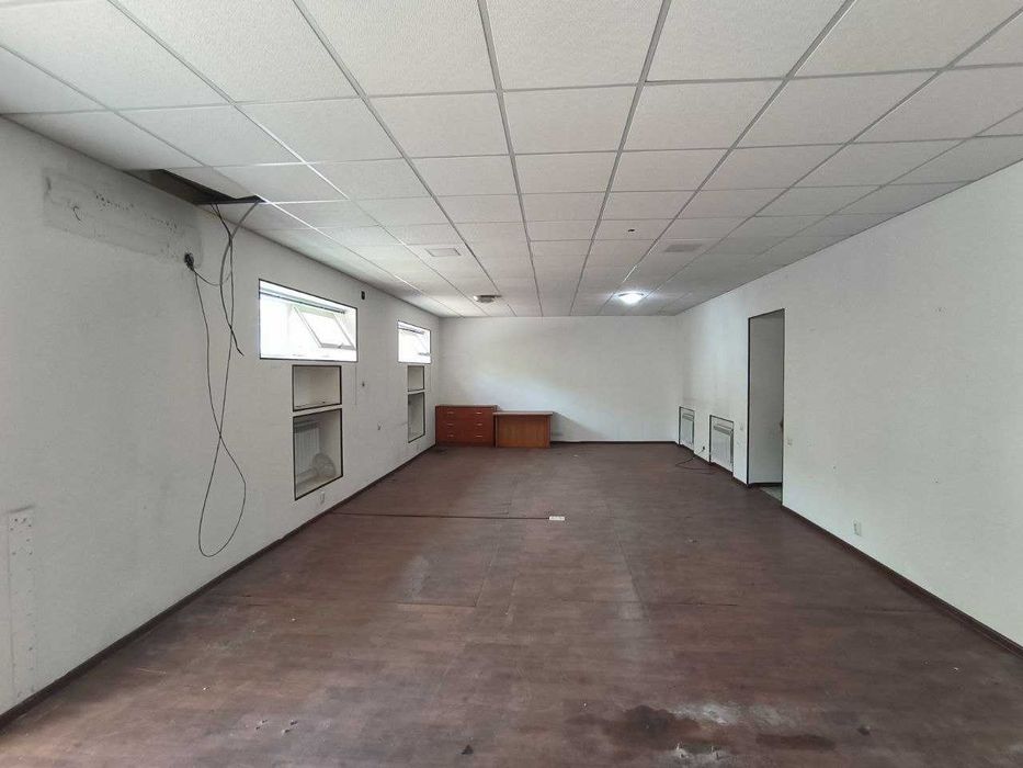 Sotiladi 1 qavat noturar joy - 688 m2 Furqat bogi oldida.