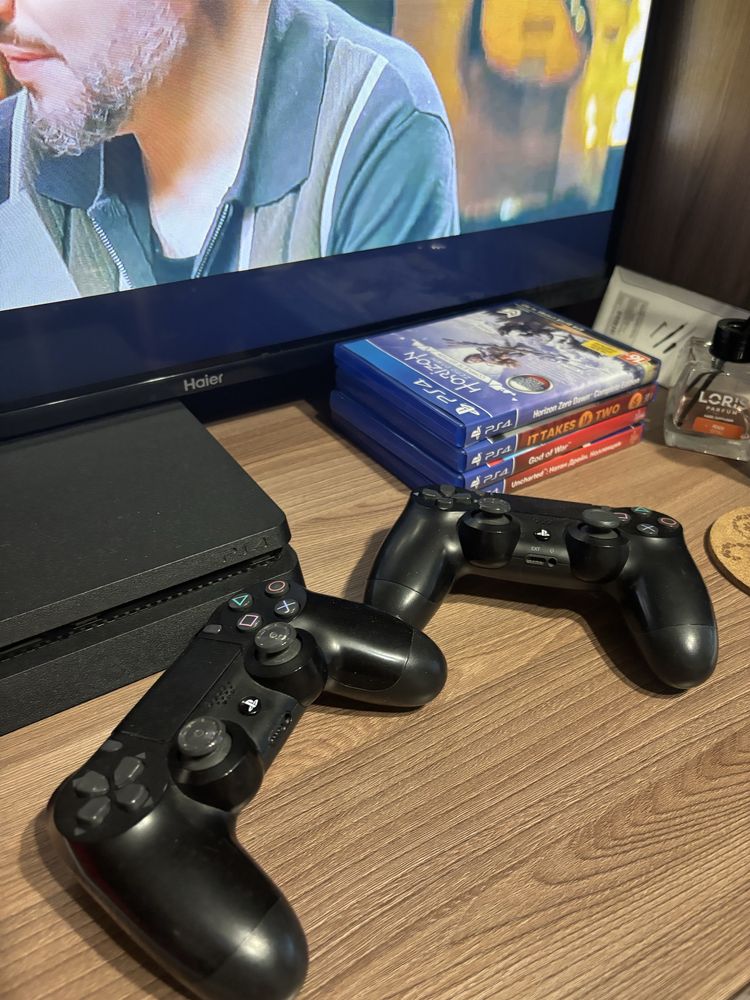 Продаю PlayStation 4 два джойстика