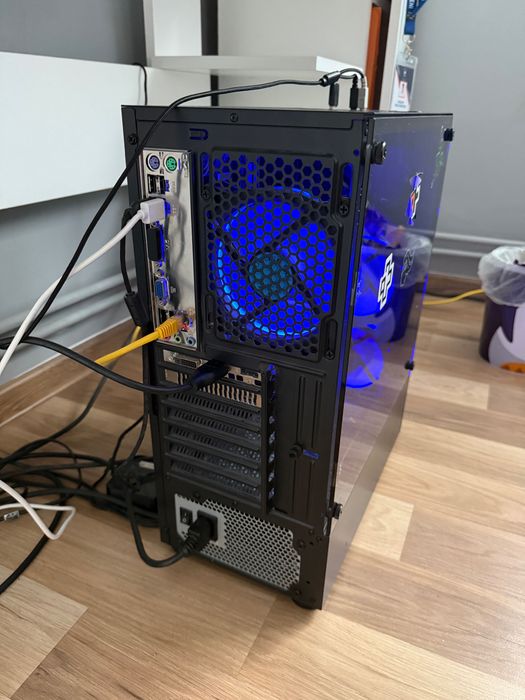 Set gaming ( are tot , fără mousepad și căști)