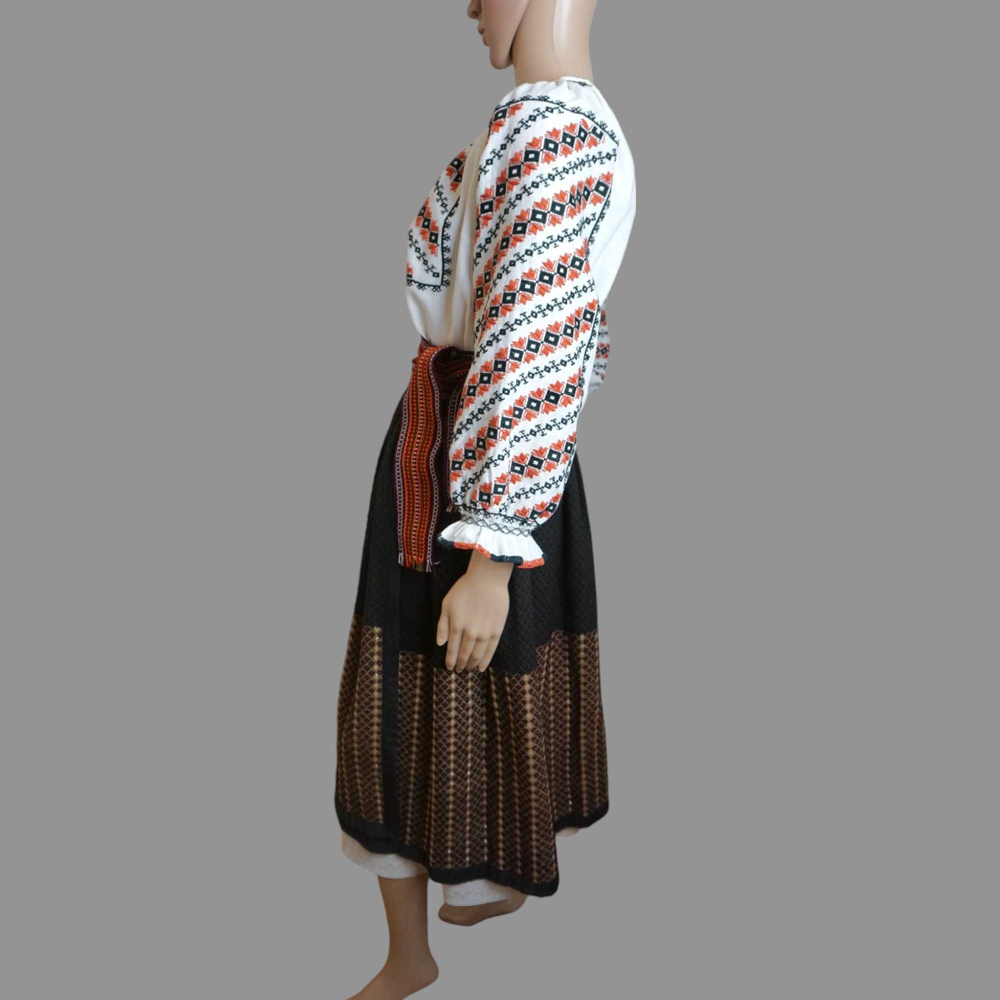 Costum popular vechi , autentic lucrat manual masura 36