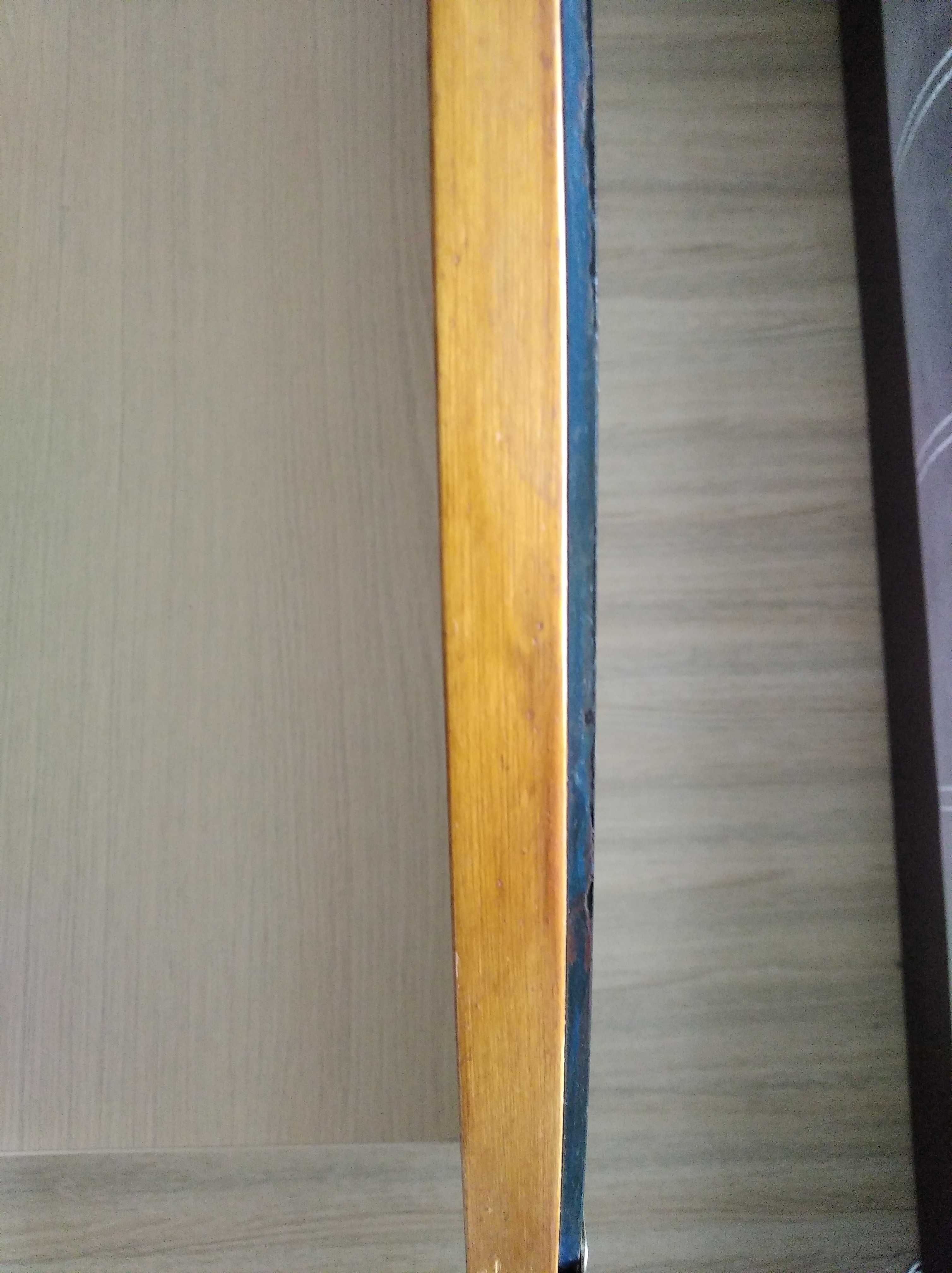 Oglinda pentru sufragerie pe suport din lemn masiv