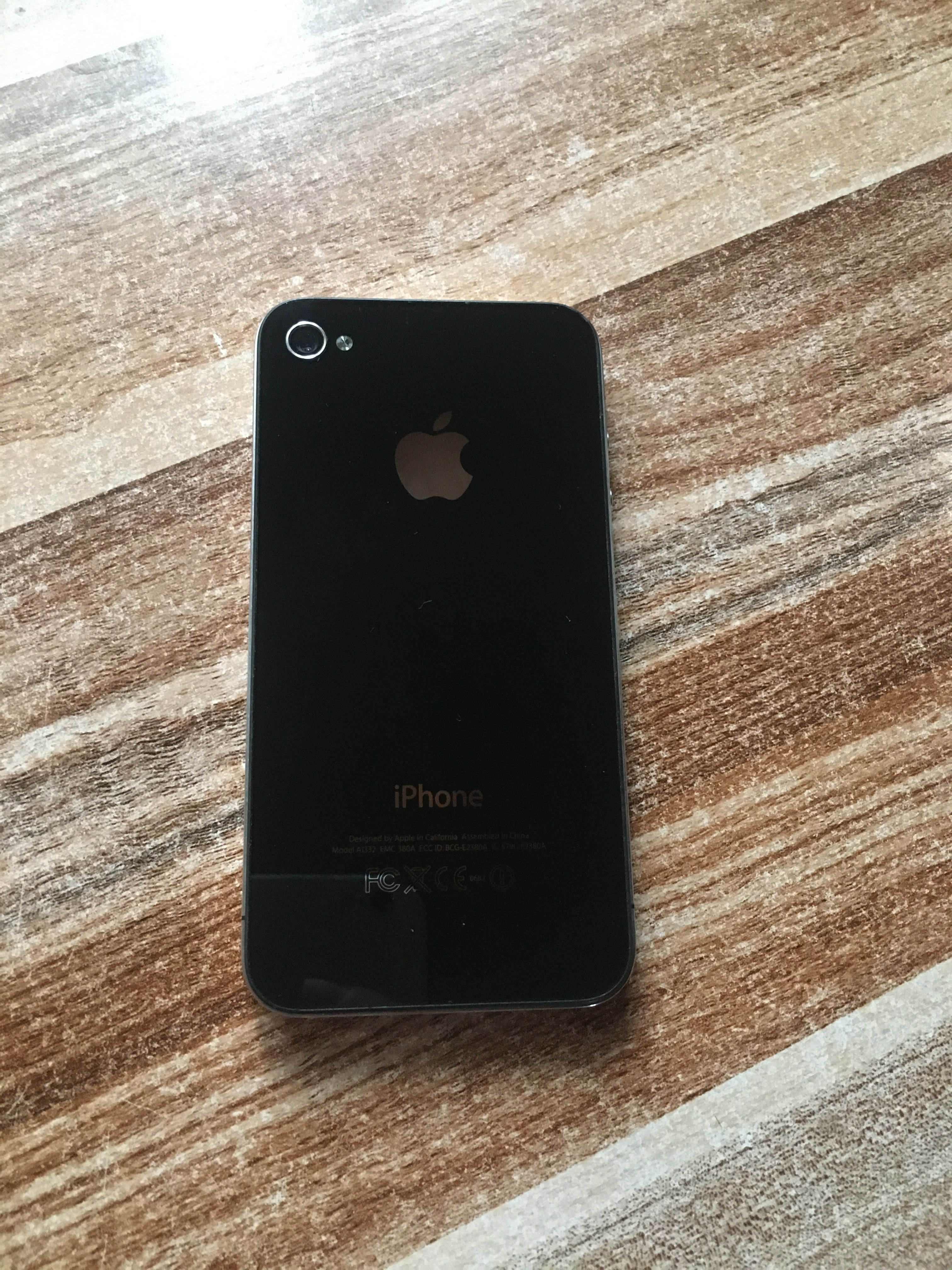 Продавам iPhone 4