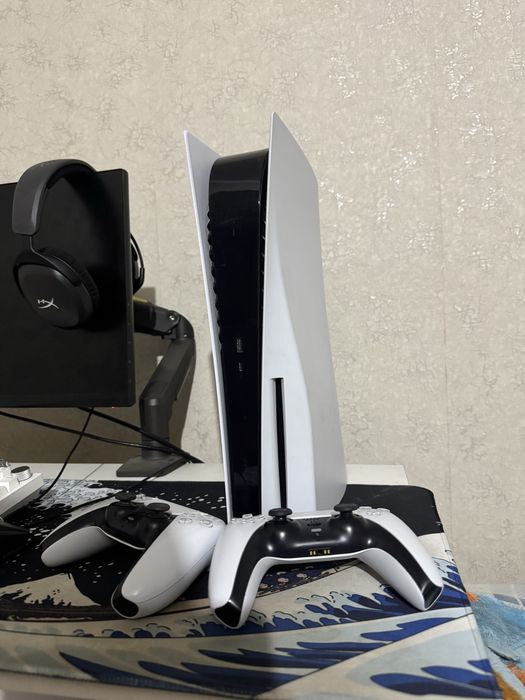 ps5 с дисководом и с двумя геймпадами