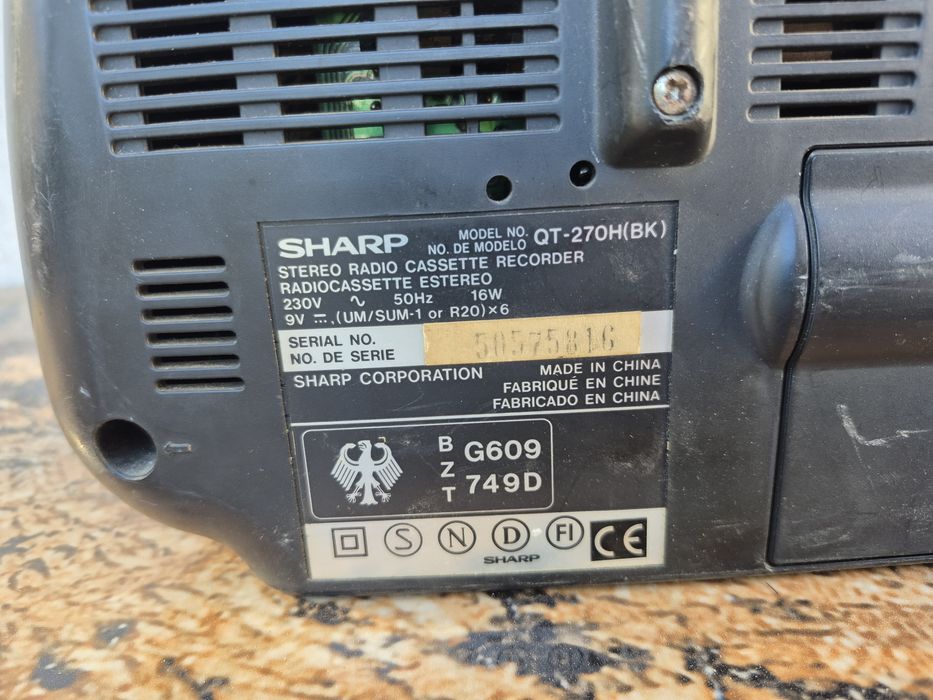 Vând Radio casetofon marca Sharp model QT-270H (BK)- functional